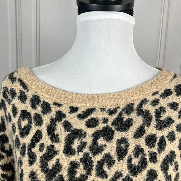 Fuzzy leopard print sweater - Picture 2 of 11